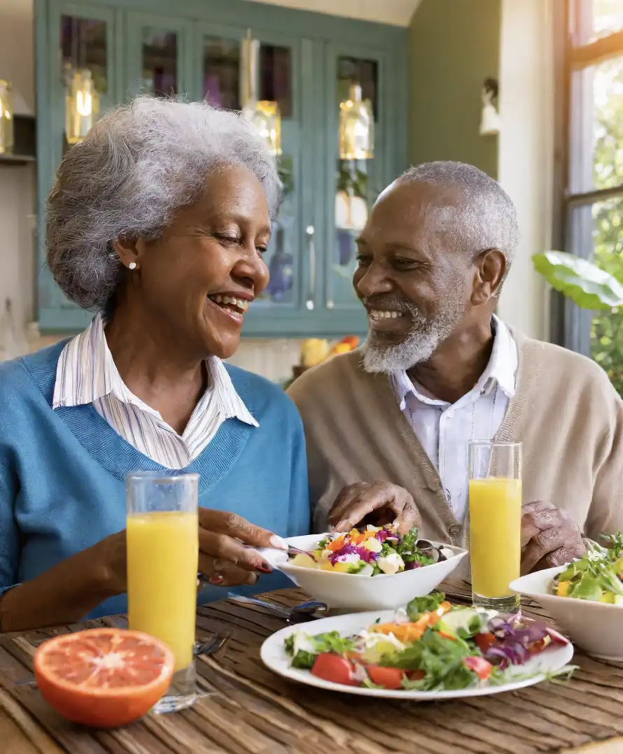couple agé heureux partageant un repas